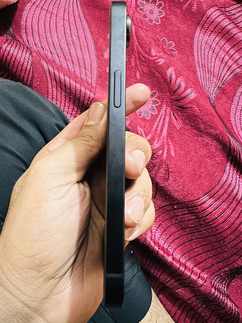 Apple iPhone 16e 5
