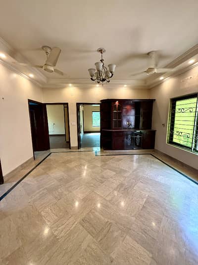 10 Marla 3 Bed Upper portion Available for rent Saprate entrance