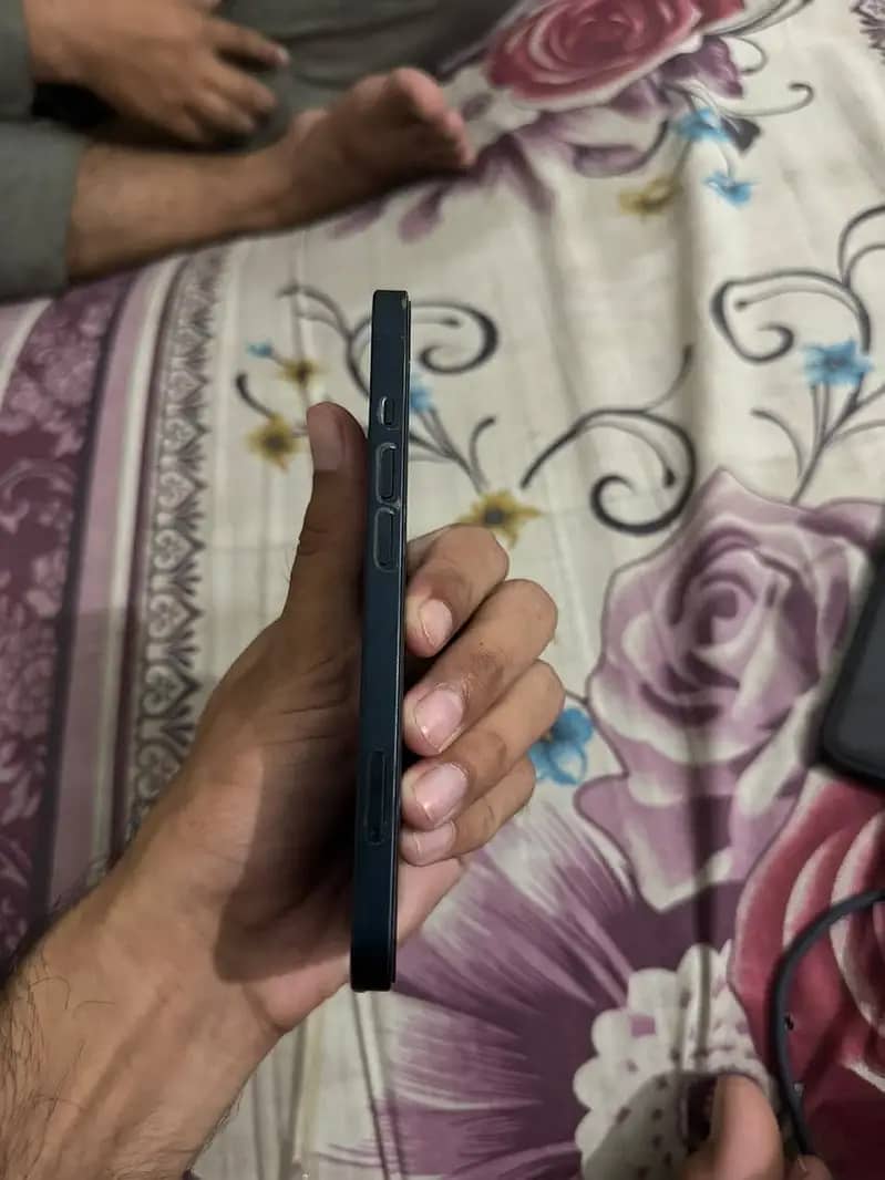 Apple iPhone 13 5