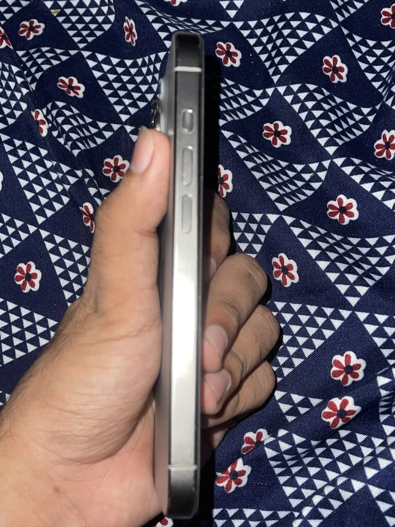 Apple iPhone 15 Pro 2