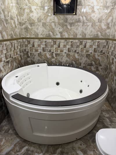 Bath tub jacuzzi