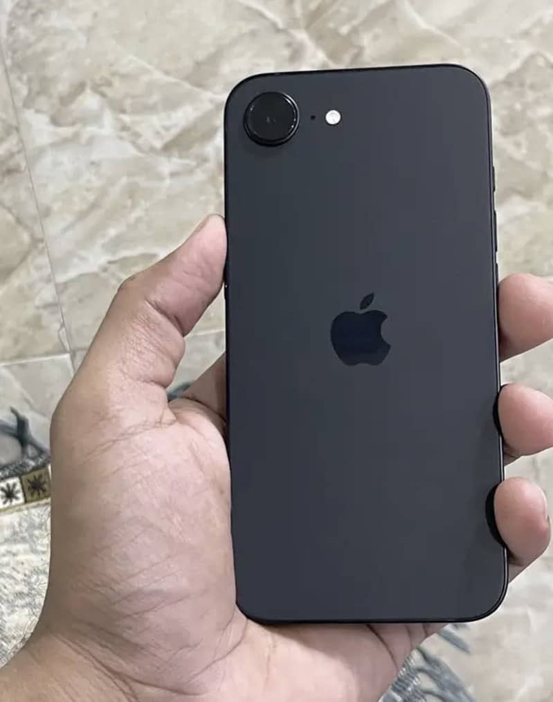 Apple iPhone 16e 1