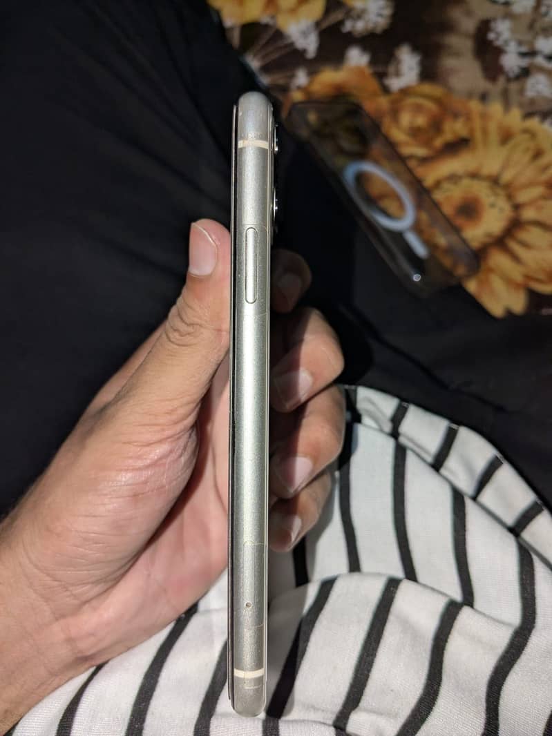 Apple iPhone 11 4