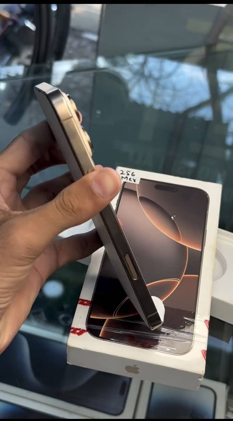 Apple iPhone 16 Pro Max 2