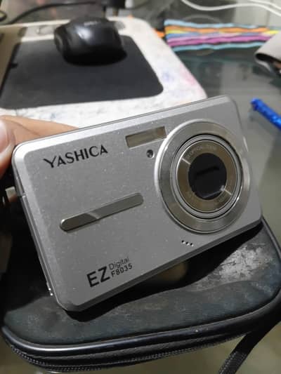 Yashica EZ Digital F8035 – Vintage 8MP Y2K Compact Digital Camera
