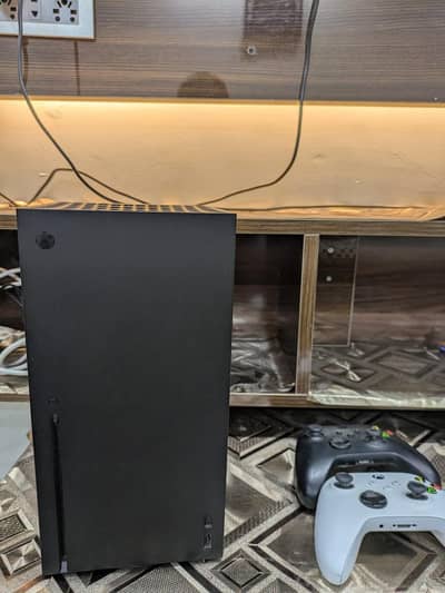 xbox series x used (1 year) with 2 original controllers
