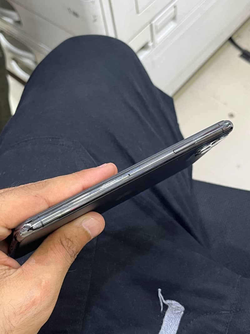 iphone 11 pro max 4