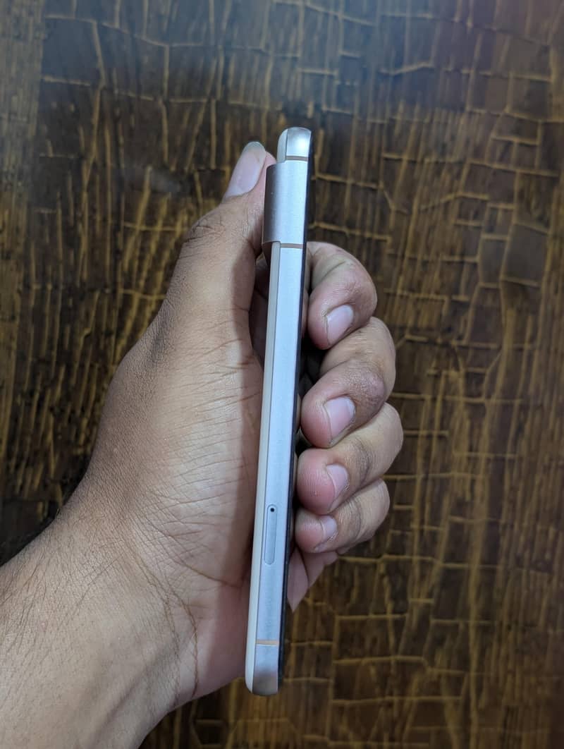 Google Pixel 8 4