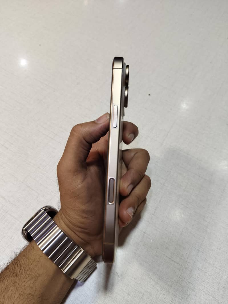 Apple iPhone 16 Pro Max 3