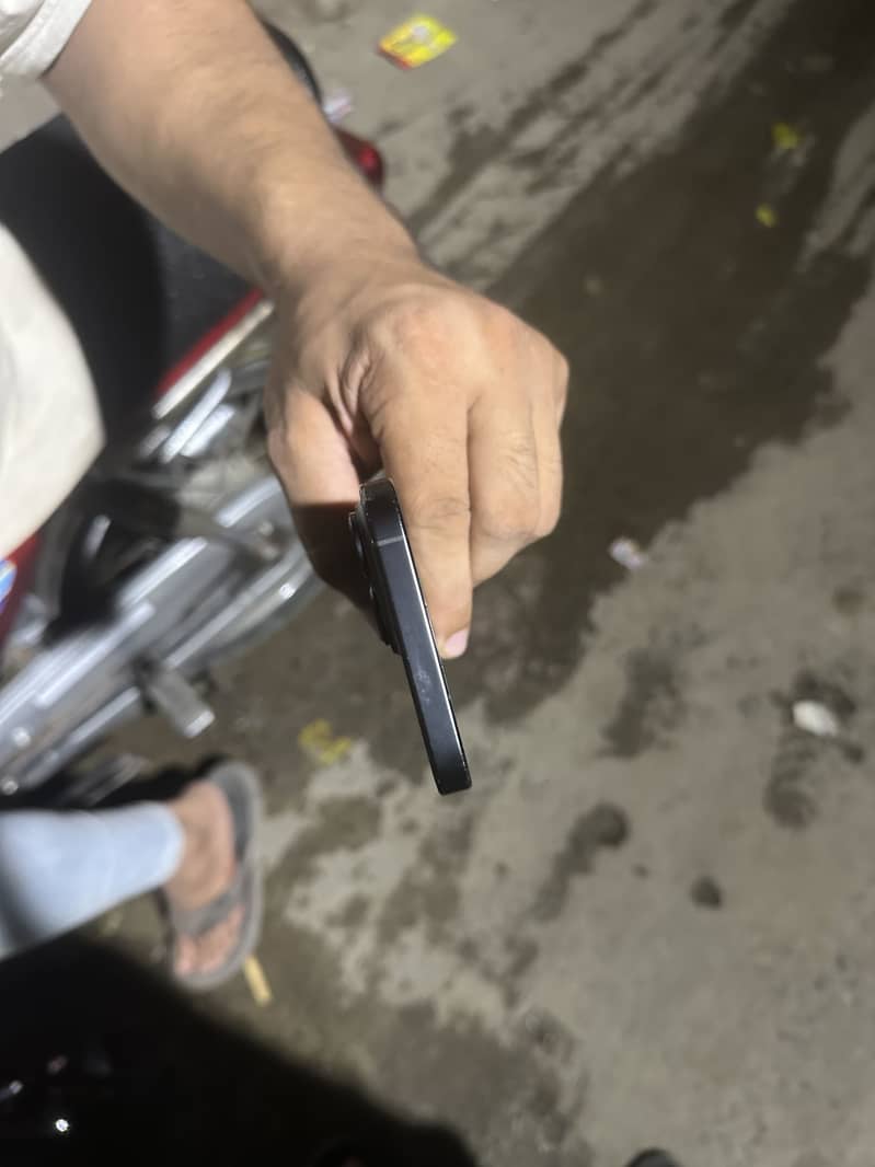 Apple iPhone 16 Pro Max 4