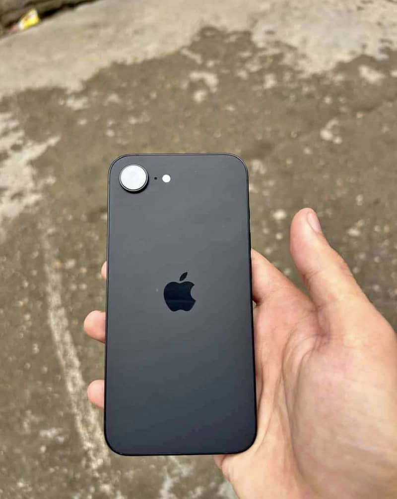 Apple iPhone 16e 2