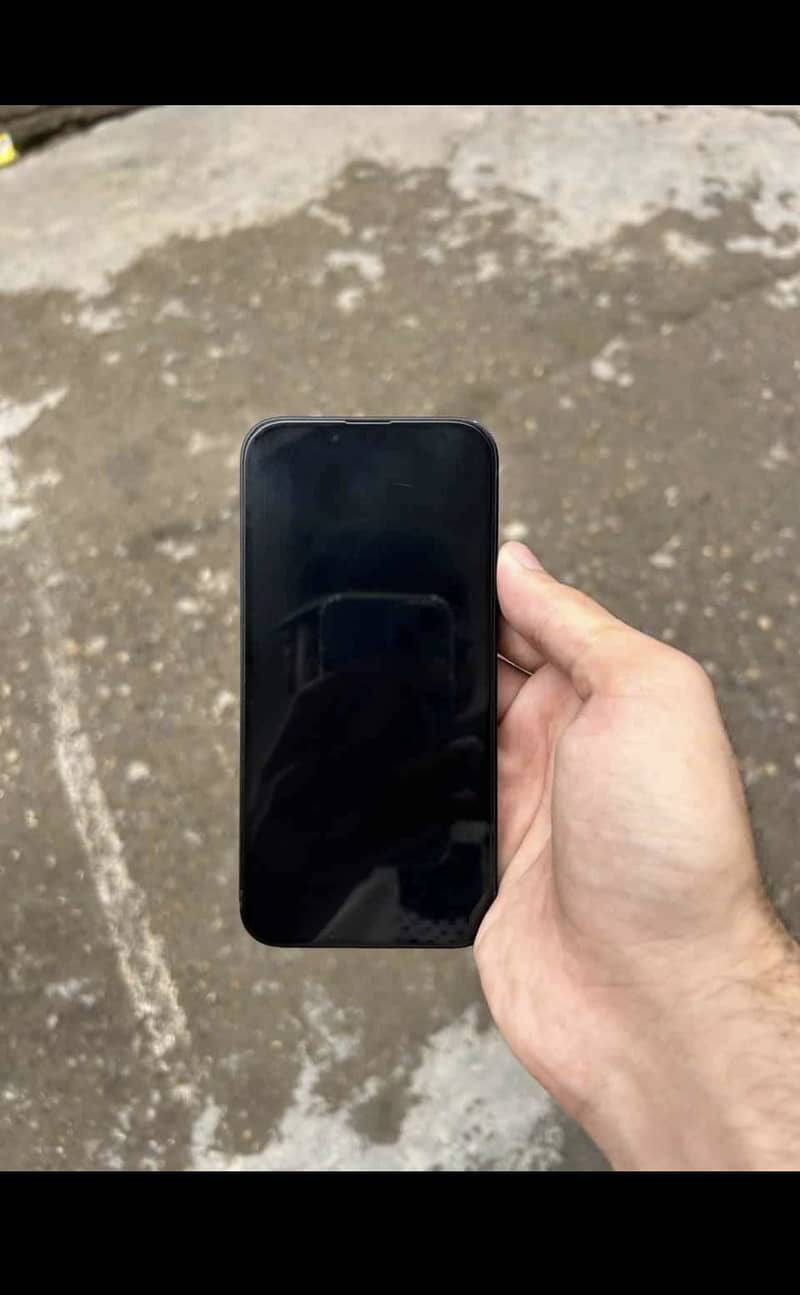 Apple iPhone 16e 3