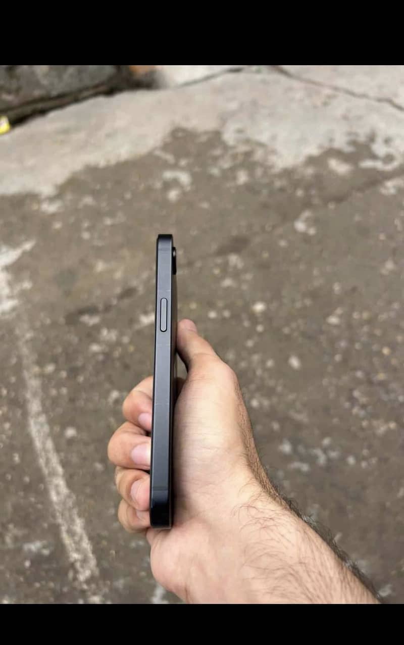 Apple iPhone 16e 4