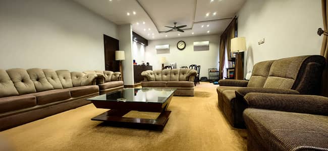 Prime Location Corner 1 Kanal Non Furnished Old Modern Design 4 Bedrooms Bungalow For Sale In Model Town Lahore