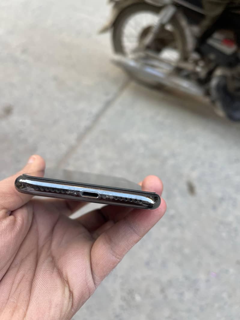 Apple iPhone X 4