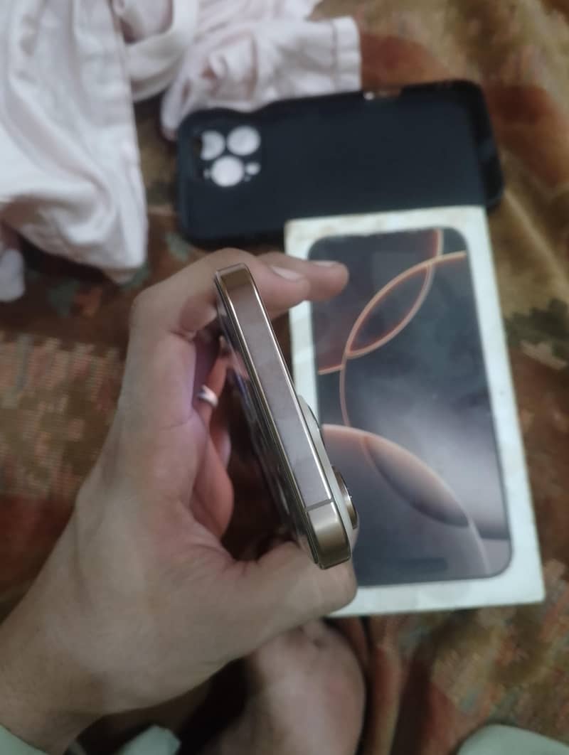 Apple iPhone 16 Pro Max 4