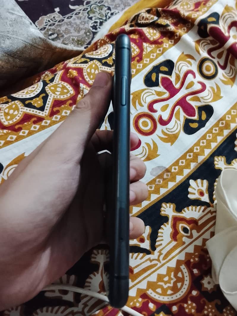 Apple iPhone 11 3