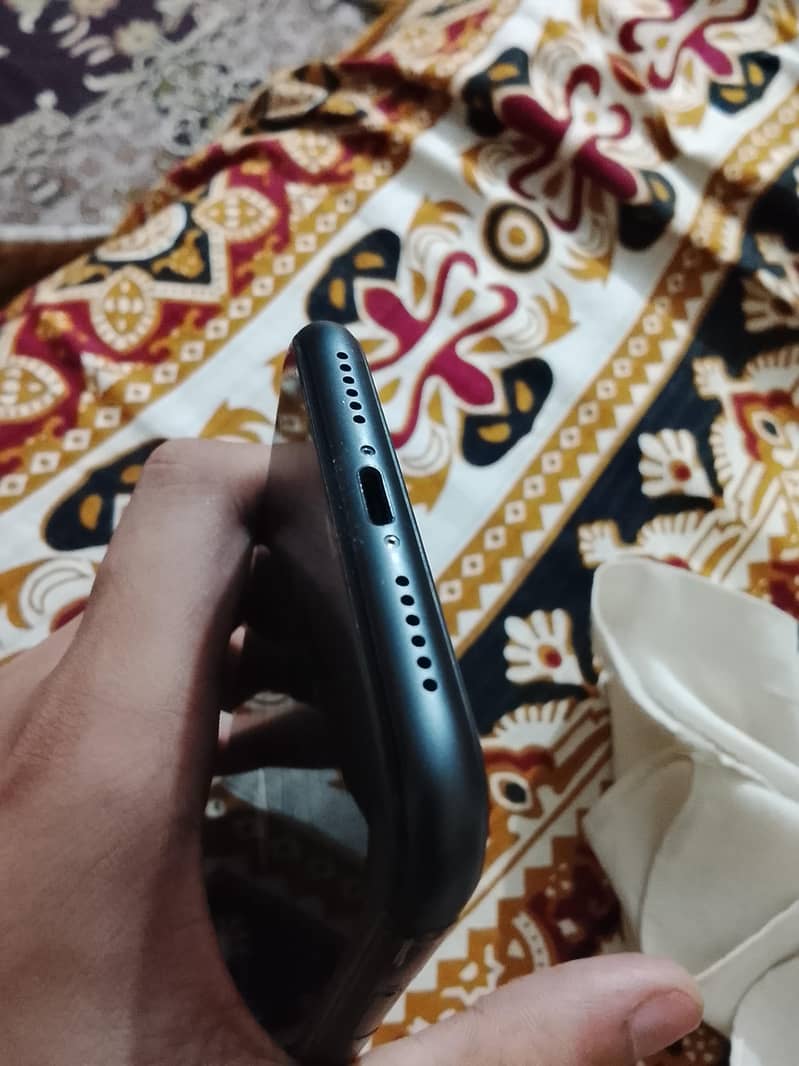 Apple iPhone 11 4