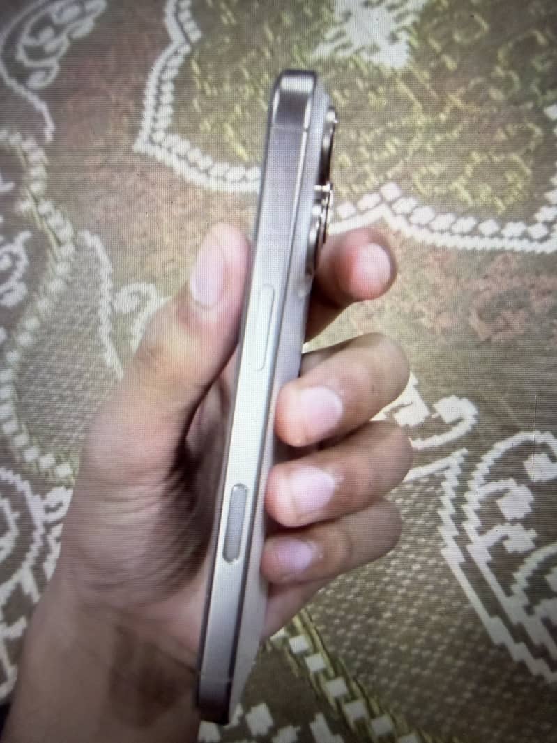 Apple iPhone 16 Pro 2