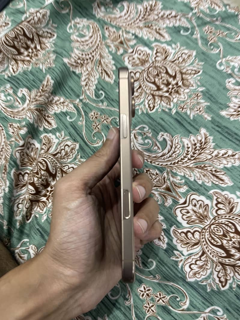 Apple iPhone 16 Pro Max 4