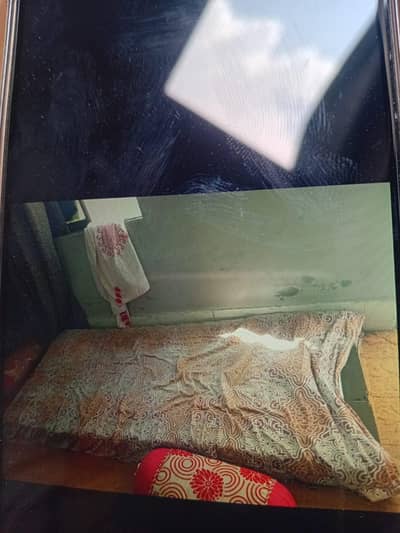 mattress molty foam use ma hai aur sath ma ak cabinet hai