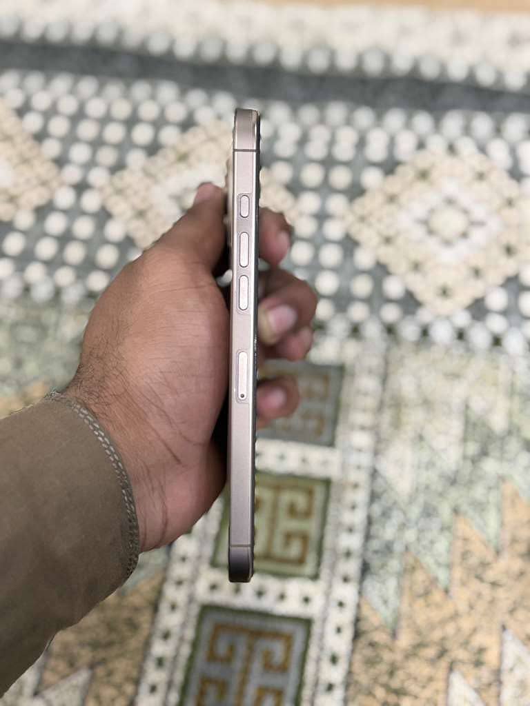 iPhone 16 pro max 4