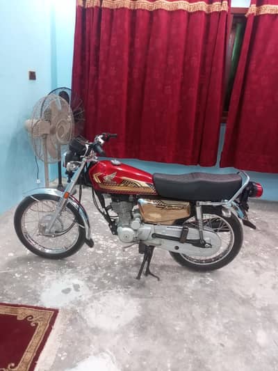 Honda 125 Golden edition 25 model 7 mahine ka bike hai red color