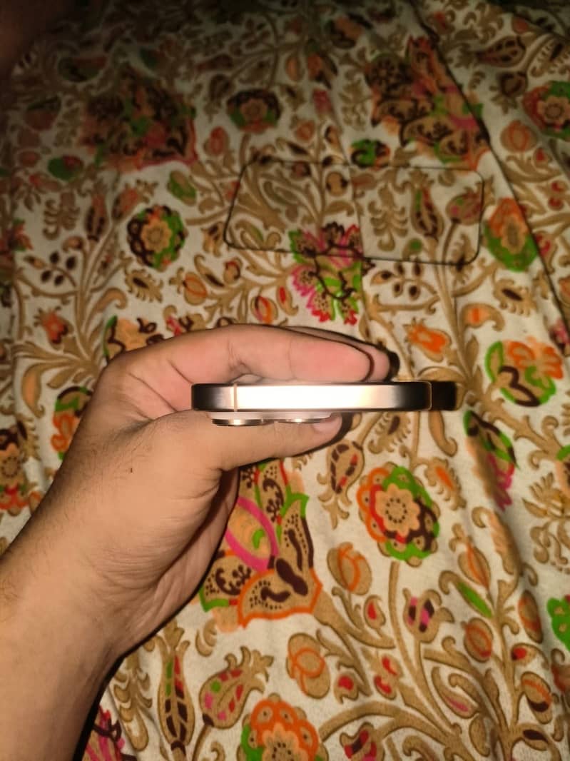 Apple iPhone 16 Pro 4