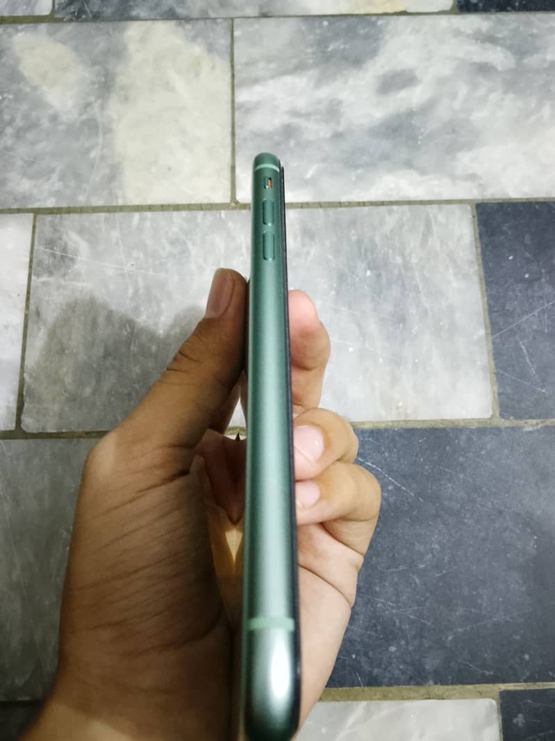 Apple iPhone 11 4
