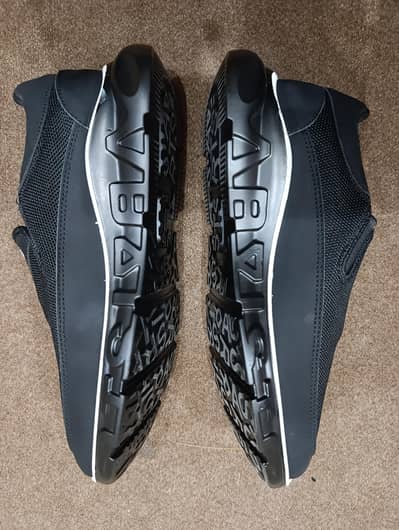 Sports shoes