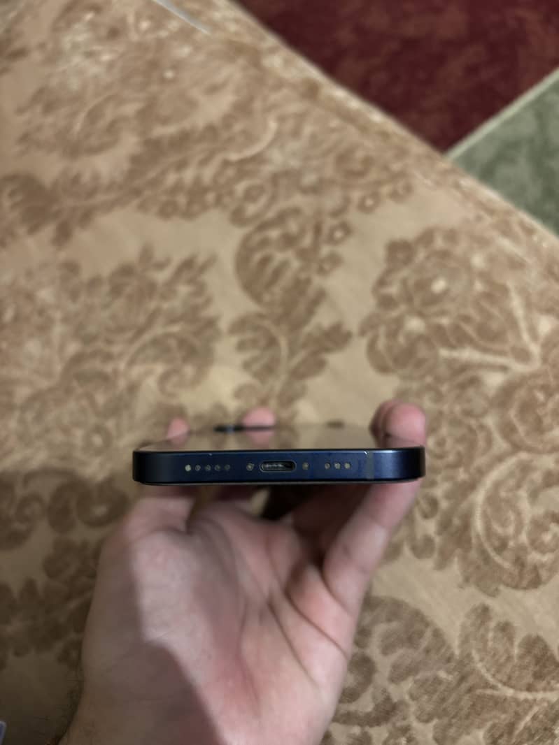 Apple iPhone 12 4