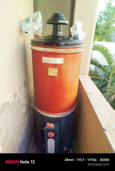 Hot water geyser