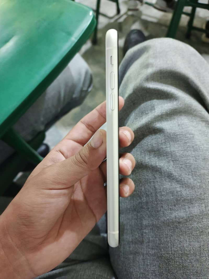 Apple iPhone 11 4