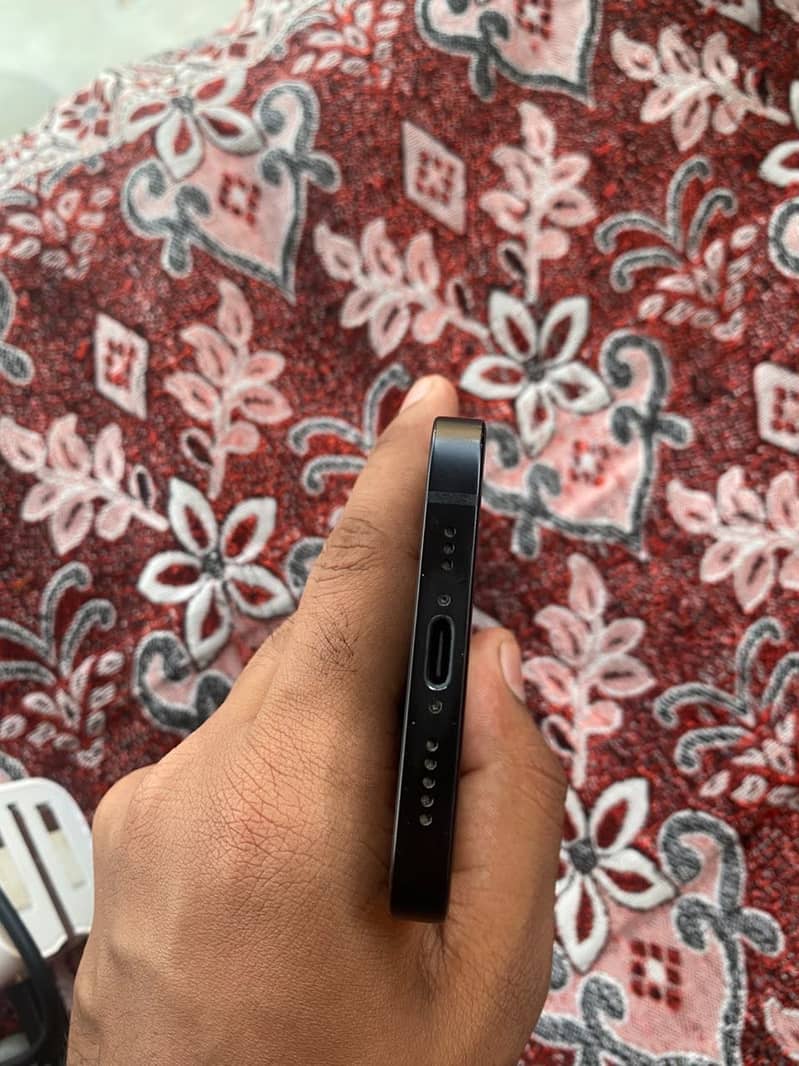 Apple iPhone 16e 1