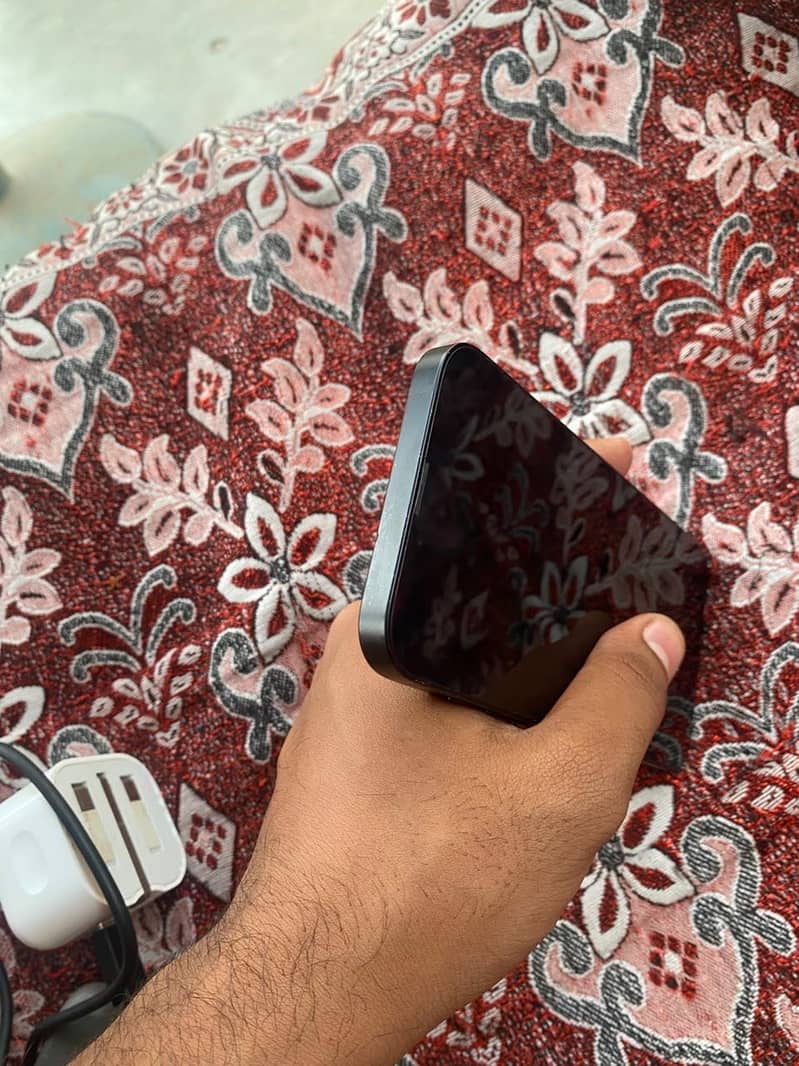 Apple iPhone 16e 3