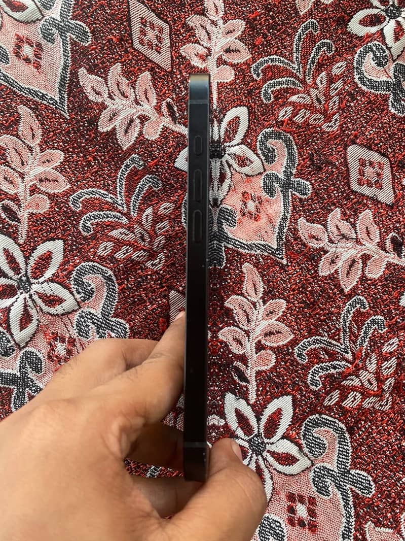 Apple iPhone 16e 4