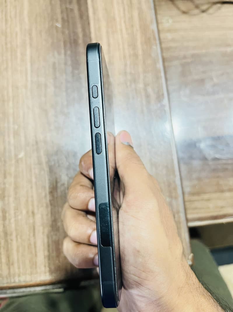 Apple iPhone 16 5