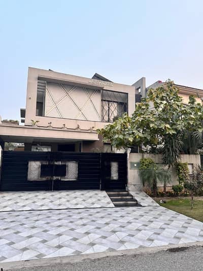 1 KANAL ELEGANT AND FULLY FURNISHED BUNGALOW'S LOWER PORTION WITH SEARATE ENTRANCE IS AVAILABLE IN THE BEST BLOCK OF DHA LAHORE.