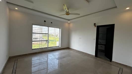 1 KANAL ELEGANT AND FULLY MAINTAINED BUNGALOW'S UPPER PORTION WITH SEARATE ENTRANCE IS AVAILABLE IN THE BEST BLOCK OF DHA LAHORE.