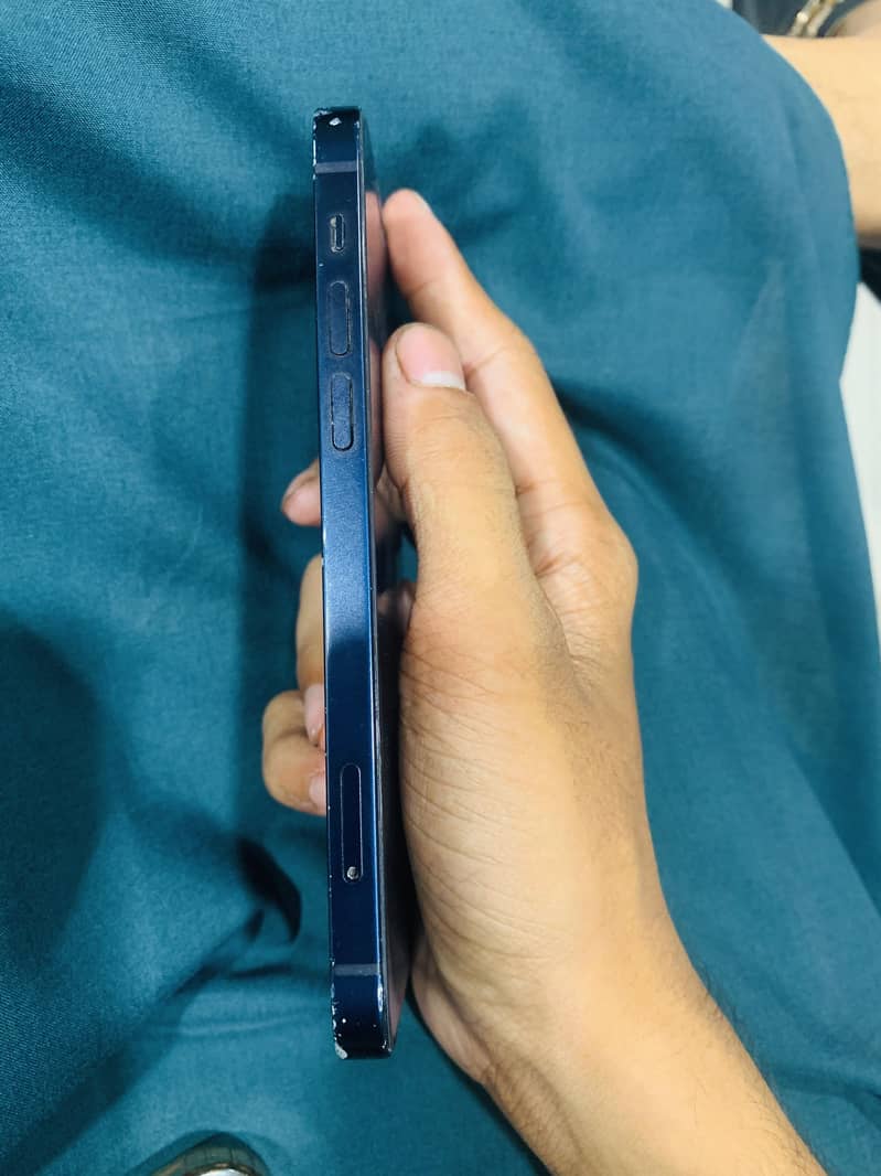 Apple iPhone 12 4