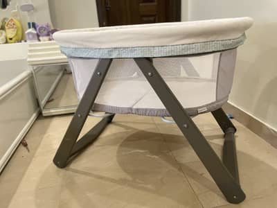 Easy portable baby cot from Zubaidas