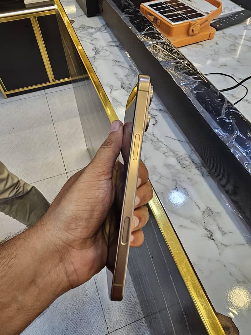 Apple iPhone 16 Pro Max 5