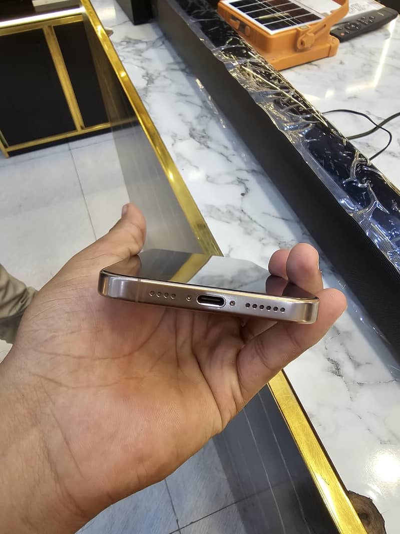 Apple iPhone 16 Pro Max 6
