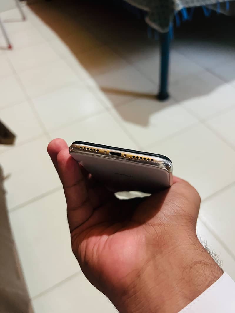 Apple iPhone X 4
