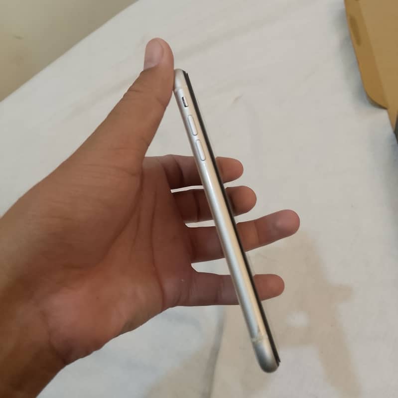 Apple iPhone 11 4