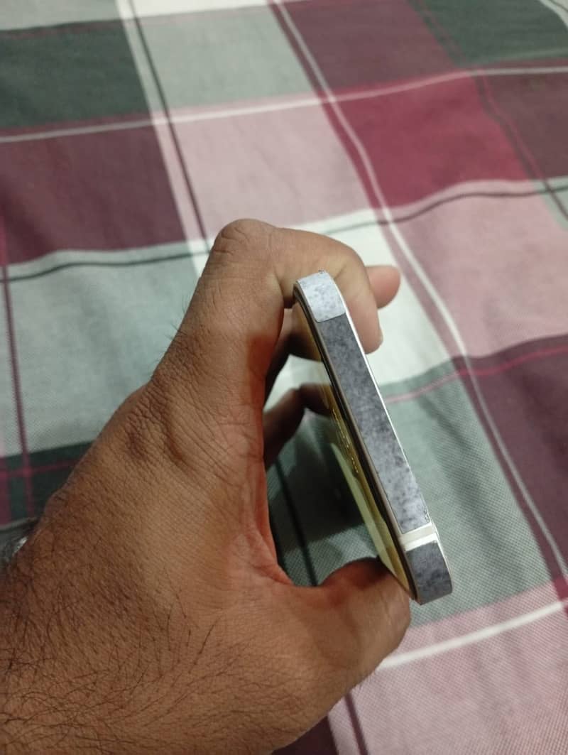 Apple iPhone 12 6