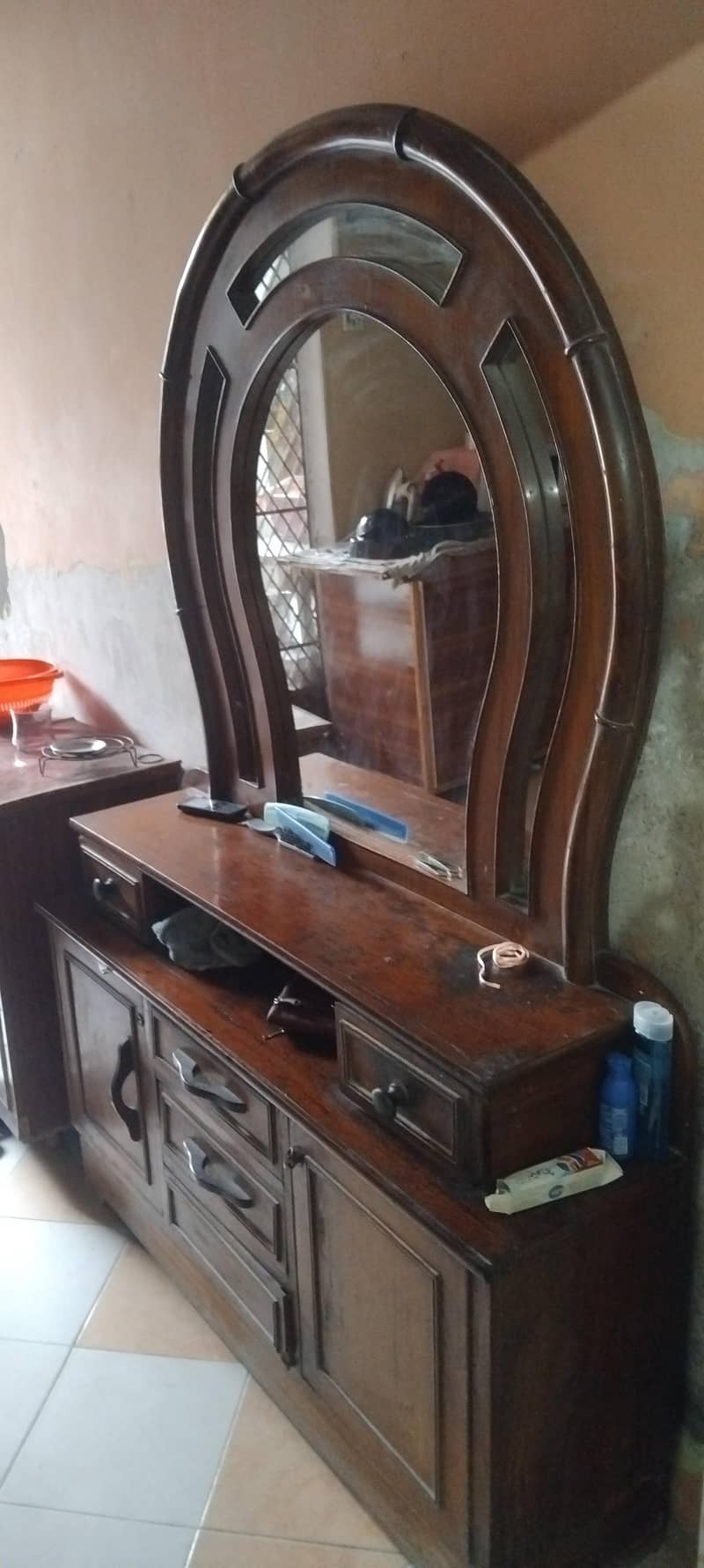 grooming table, dressing table 0