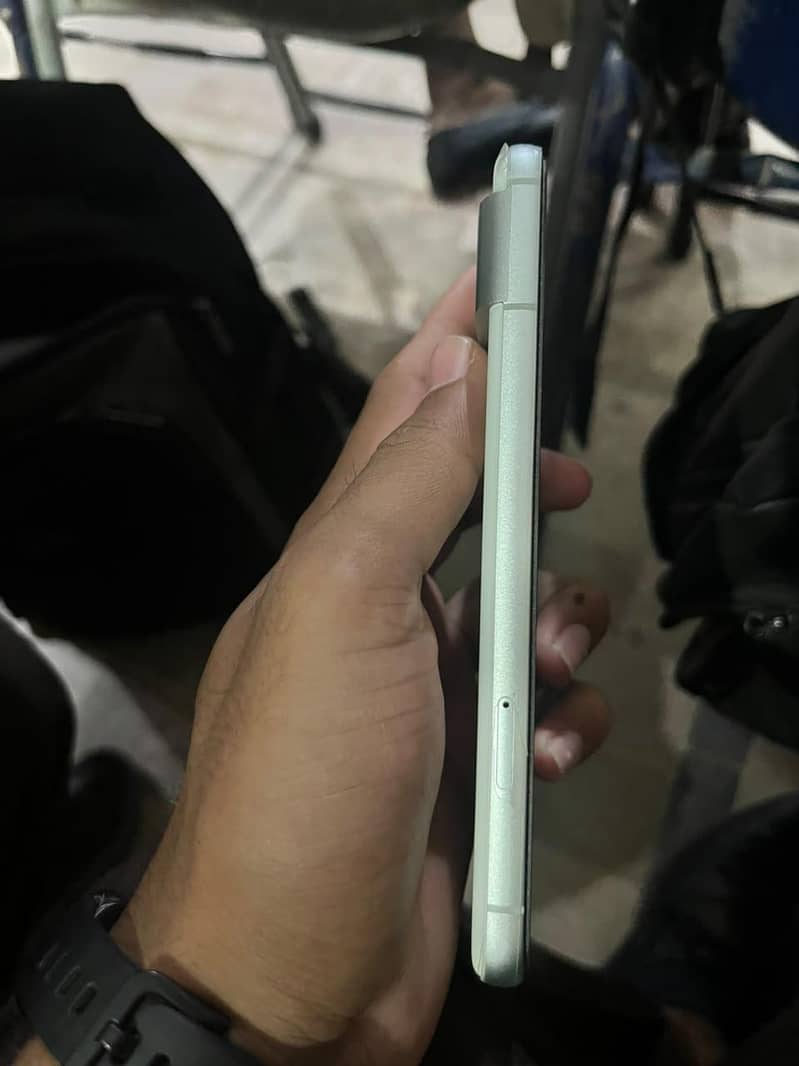 Google Pixel 8 4
