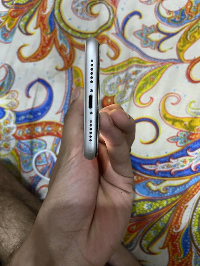 Apple iPhone 11 4