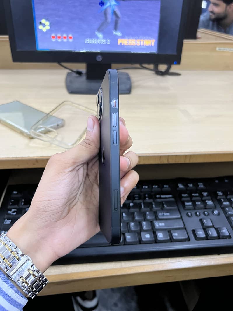 Apple iPhone 13 8